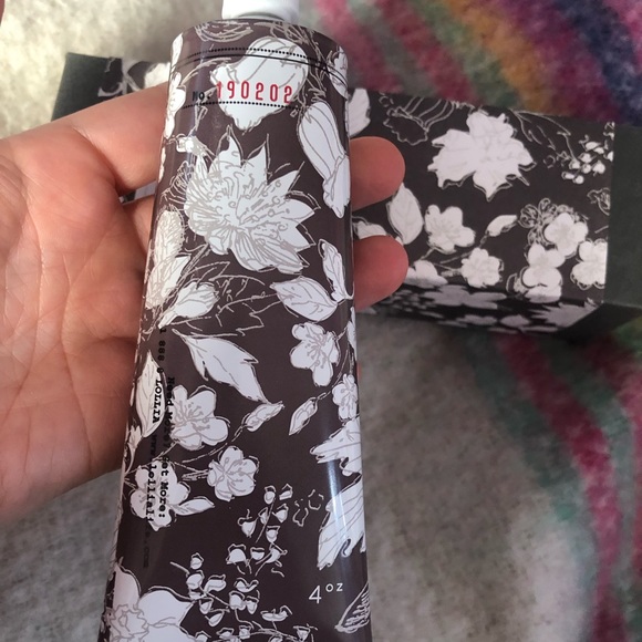 Lollia by Margot elena 4oz Shea butter handcreme in classic petal - Picture 3 of 8